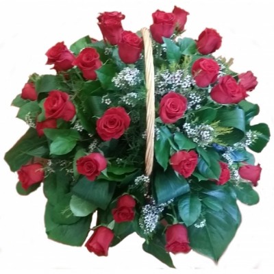 Centro de 24 rosas rojas, hecho en cesta de mimbre.